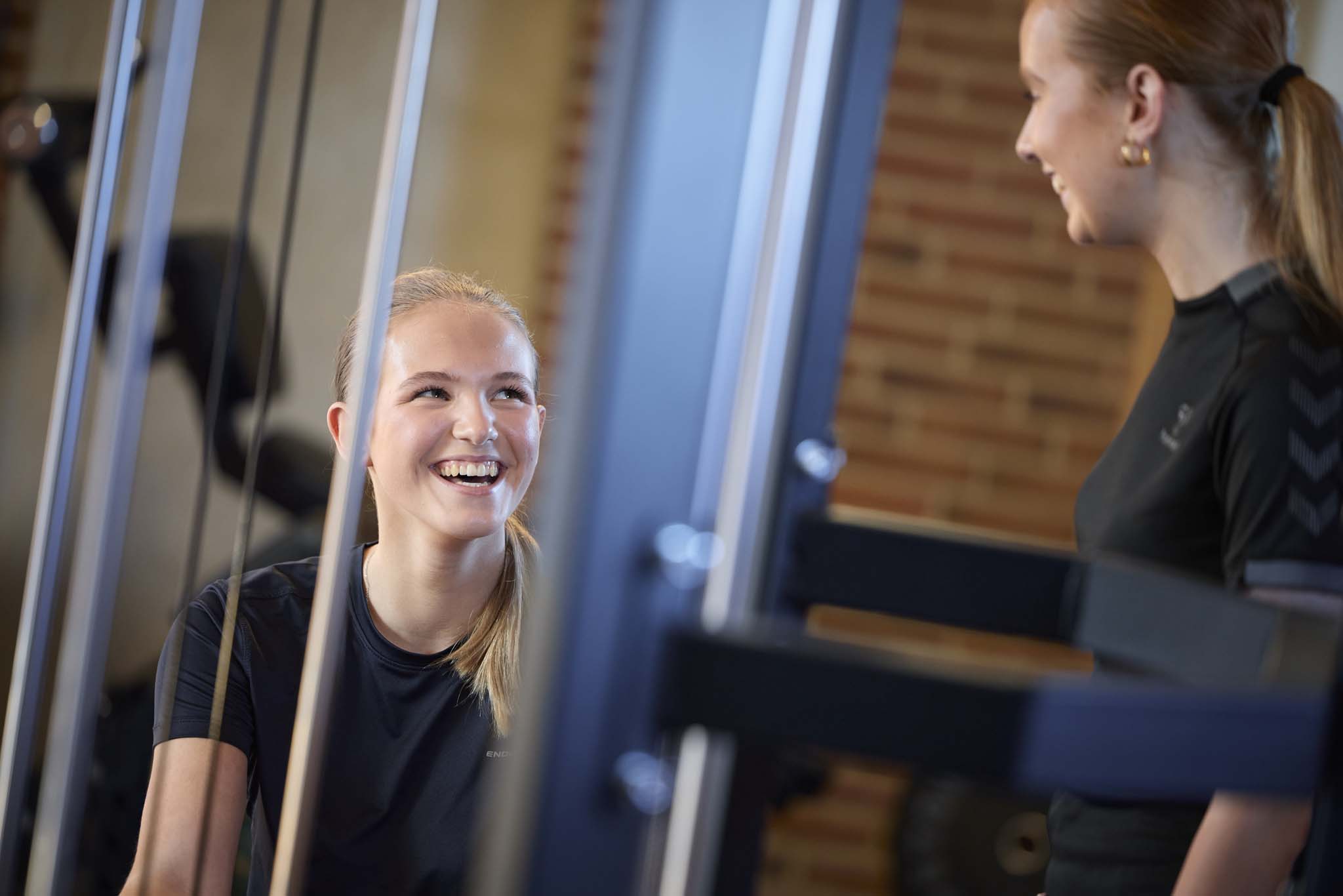 Elever smiler i træningssal